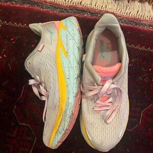 HOKAS Free People 🌈